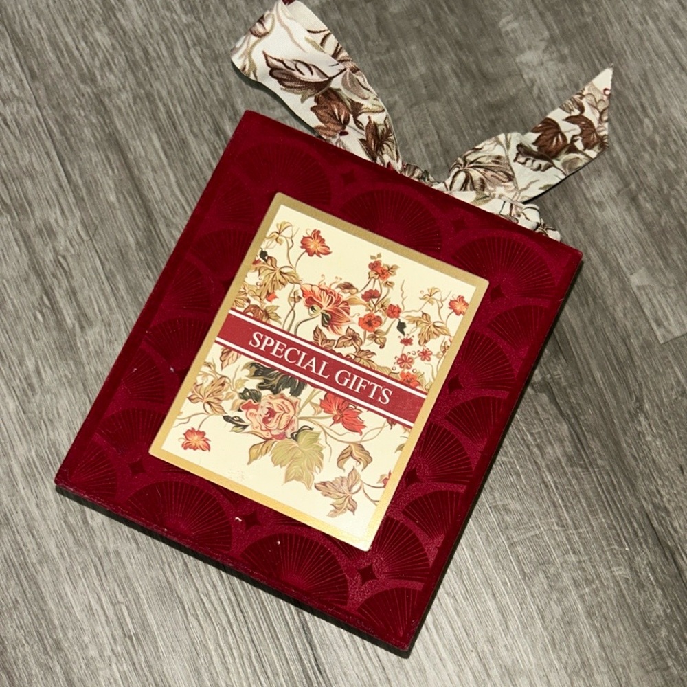 Red velvet gif box
